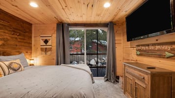 1 soverom, skrivebord, strykejern/-brett og reiseseng for barn