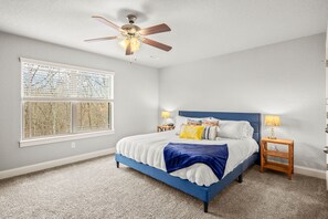 4 Schlafzimmer, Schreibtisch, Bügeleisen/Bügelbrett, Reisekinderbett