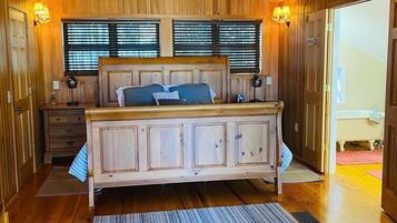 Combined shower/tub, towels