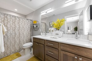 Ensemble douche/baignoire, sĂšche-cheveux, serviettes fournies, savon