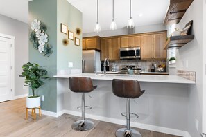 雪櫃、微波爐、焗爐、爐具