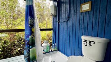 Douche, serviettes fournies, savon, shampoing