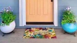 A front door with a wreath, a welcome mat, and two potted plants on either side. - Mountain Escape - Pet-Friendly - Fenced Yard - Fast WiFi - Near Flagstaff (Flagstaff)
