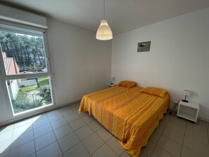 3 bedrooms, travel cot