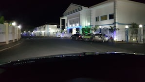 A hotel with a large entrance, multiple cars parked in front, and a well-lit facade. - Lacqua diroma (Caldas Novas)