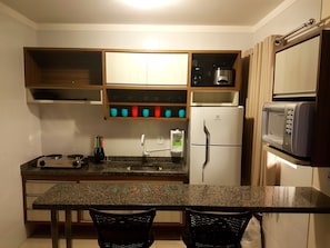 Apartamento | Cozinha privada | Geladeira, micro-ondas, cooktop, talheres/pratos/utensílios de cozinha