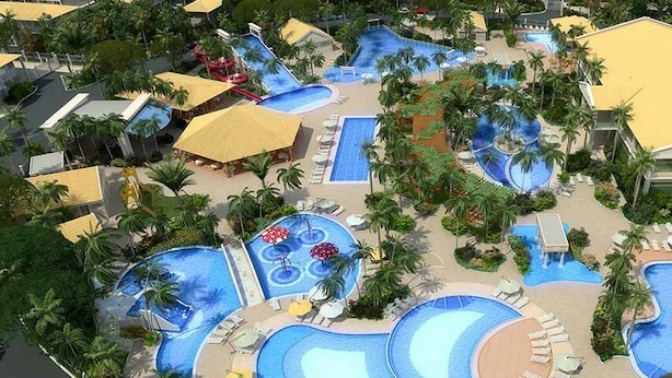 A resort with multiple swimming pools, sun loungers, and palm trees. - Lacqua diroma (Caldas Novas)