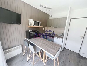 Køleskab, ovn, brødrister, køkkentøj/tallerkener/redskaber