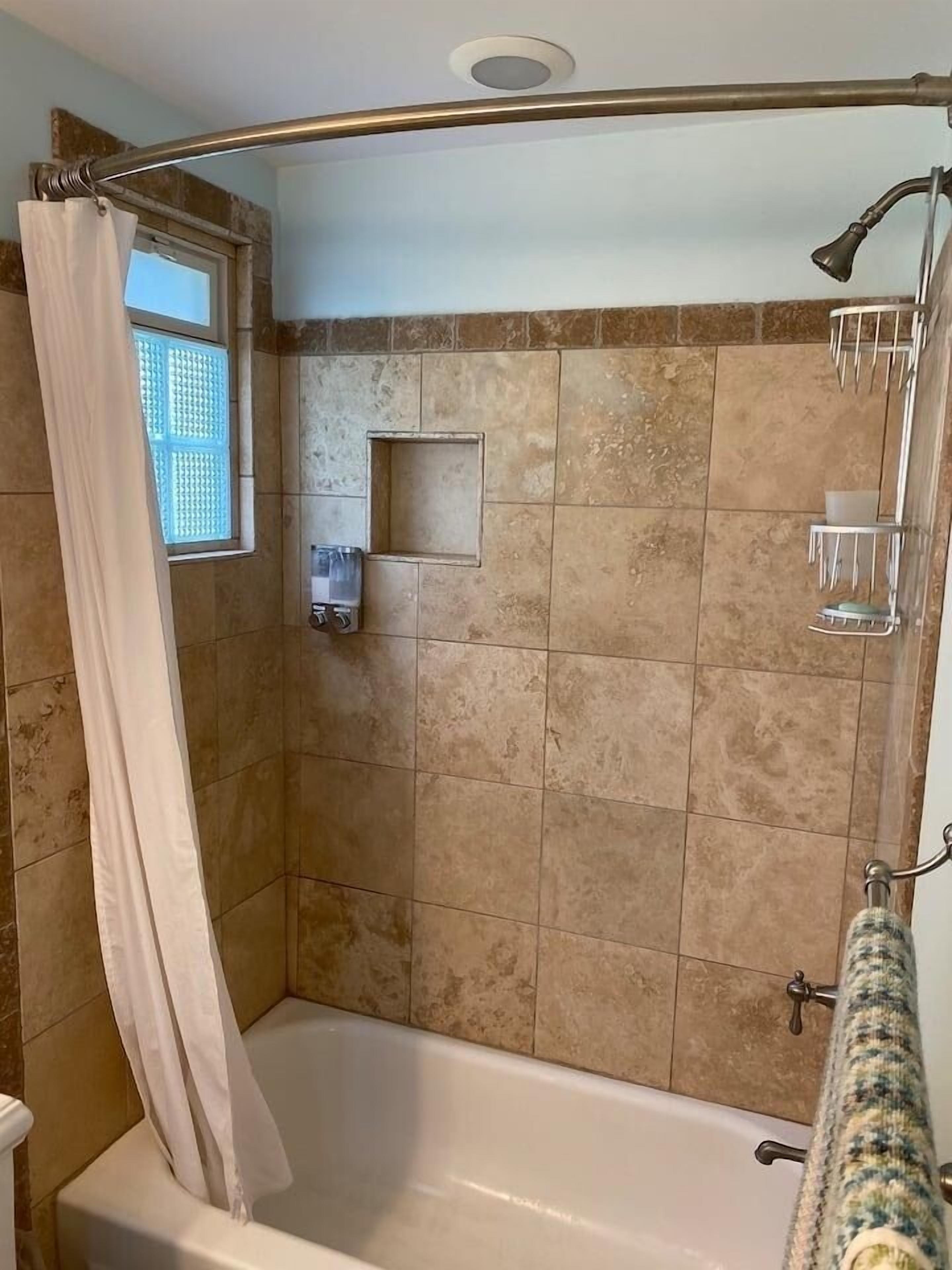 Arbor Hill-Renovated Bungalow-Midtown location close to everything