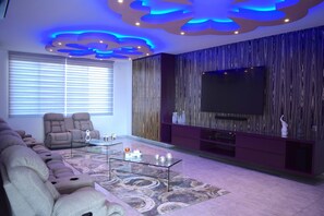 Smart TV, tavolo da ping pong, impianto stereo