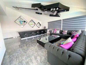 Smart TV, tavolo da ping pong, impianto stereo