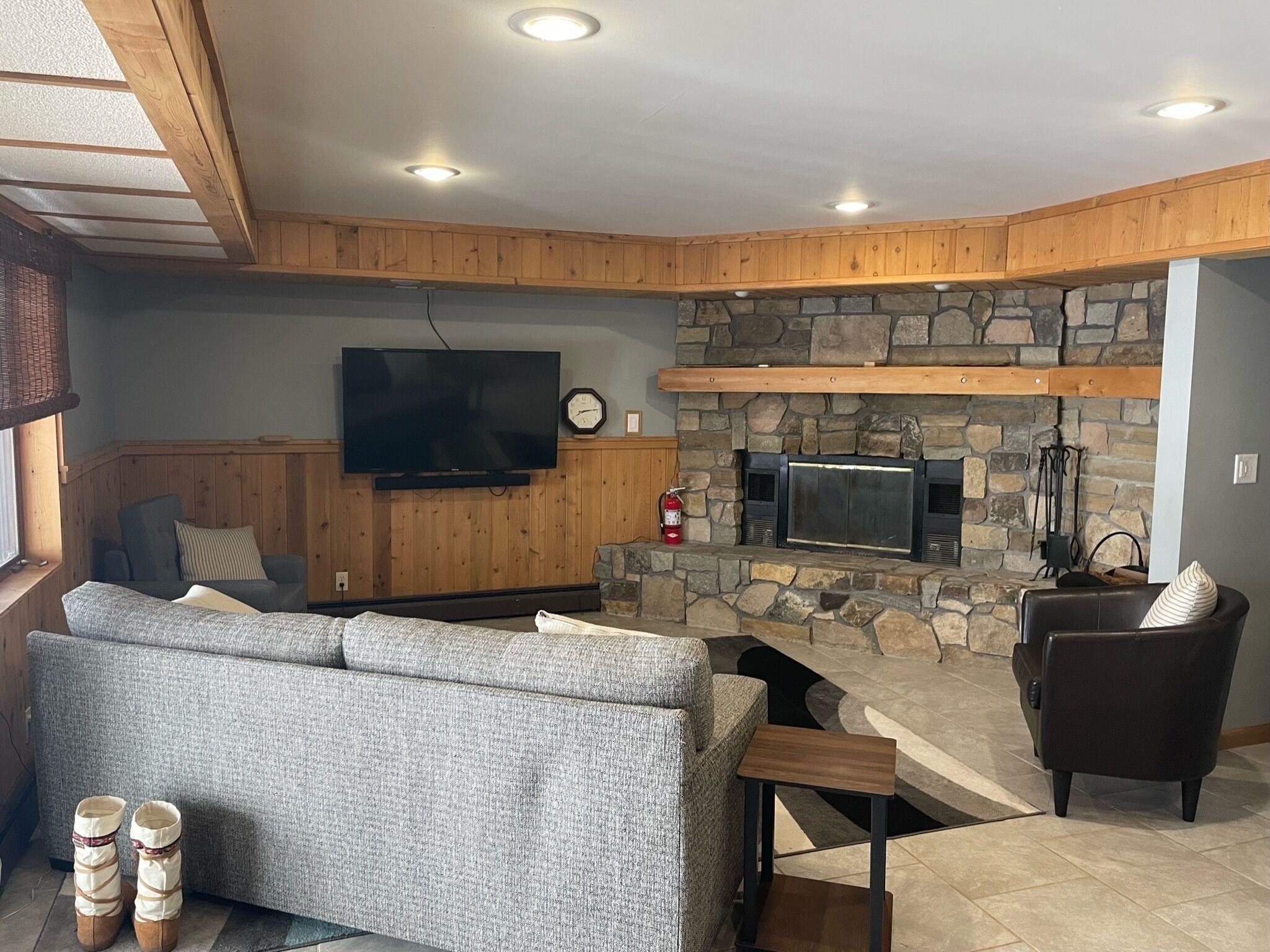 Smart-TV, Kamin, Bücher, Stereoanlage