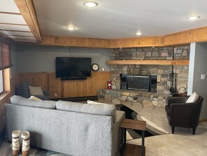 Smart TV, fireplace, books, stereo