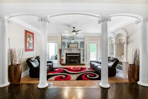 TV connectée, cheminée, jeux vidéo, chaîne hi-fi