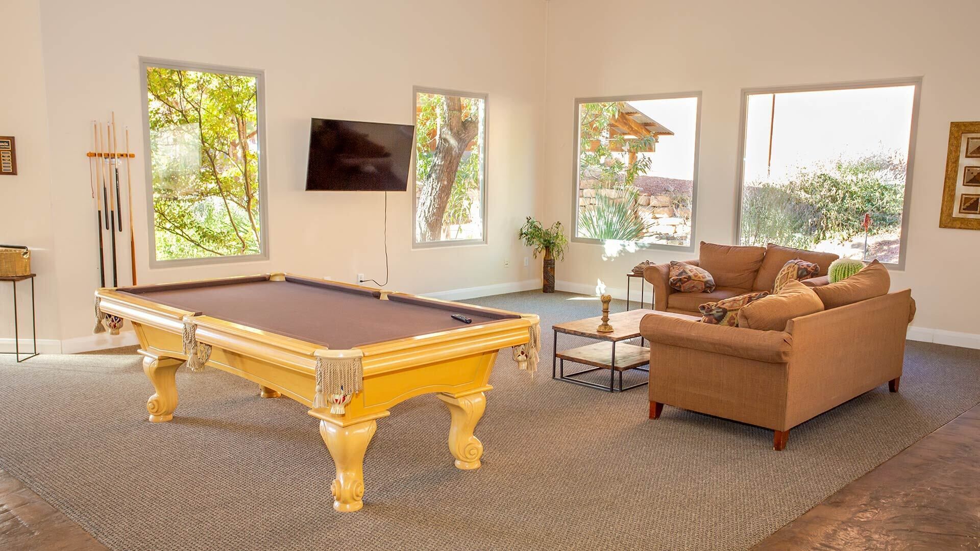 Modern Luxury Home In Kanab, Utah With Hot Tub & Pool! Near Zion National Park, Bryce Canyon, The Grand Canyon, And The Coral Pink Sand Dunes! - Kanab, UT