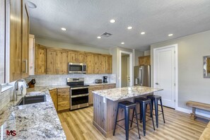 Køleskab, mikrobølgeovn, ovn, kogeplade