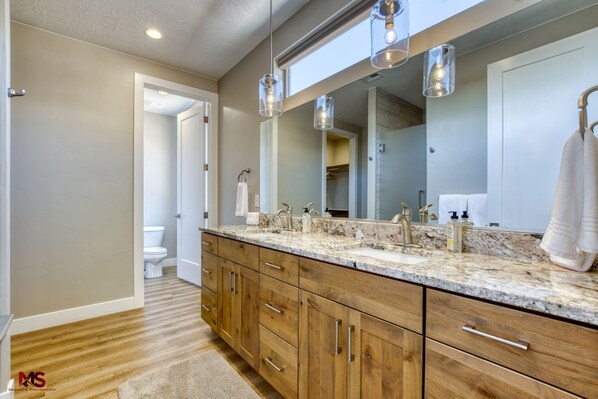 Bathtub, hair dryer, towels, shampoo