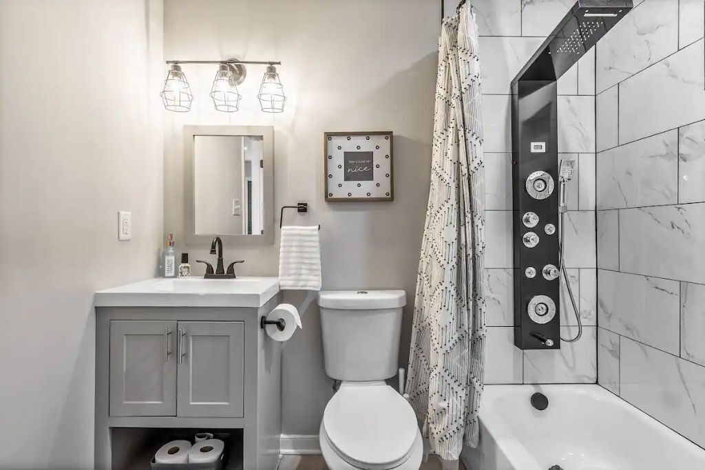 Spacious 2 BR with Fireplace and Private Backyard