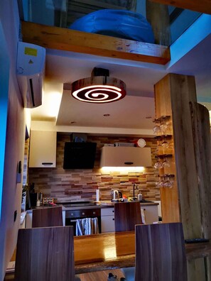 Fridge, oven, stovetop, cookware/dishes/utensils