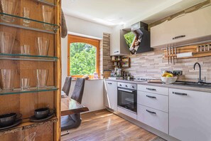 Køleskab, ovn, kogeplade, køkkentøj/tallerkener/redskaber