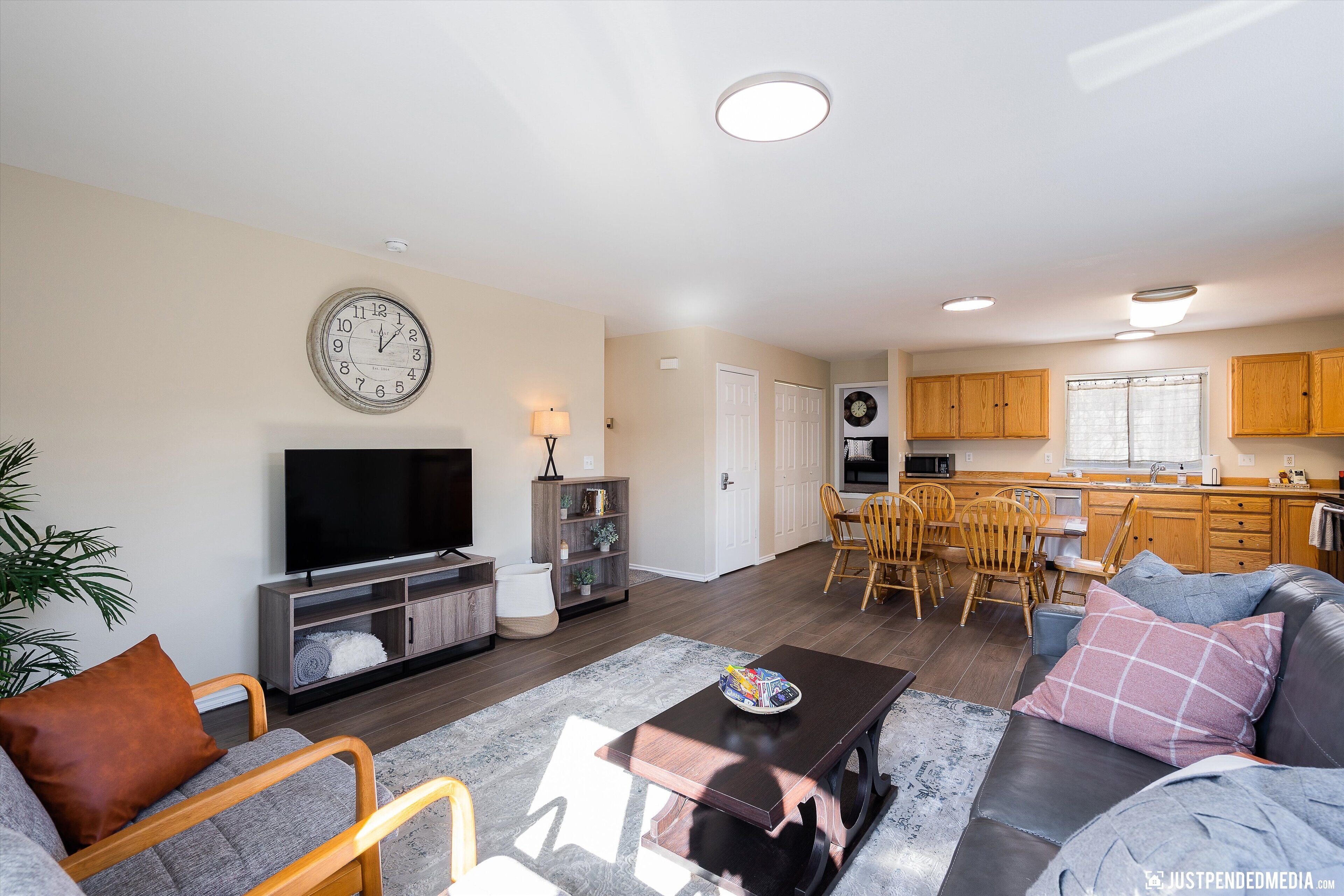 Spacious, bright, convenient to everything!