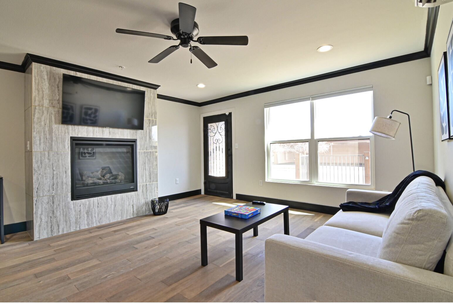 ♕CENTRAL♕ MODERN 2BR | 4KTV | Private Parking