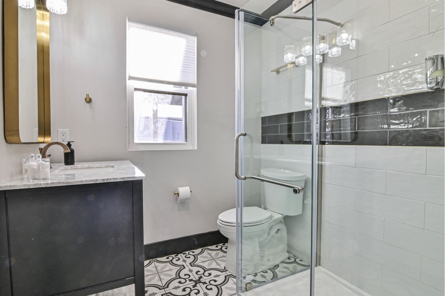 ♕CENTRAL♕ MODERN 2BR | 4KTV | Private Parking