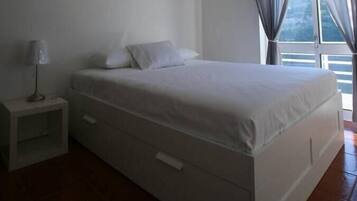 4 bedrooms, bed sheets