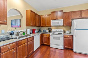 Fridge, microwave, oven, stovetop - Franklin condo fully furnished 30 nights minimum (Franklin)