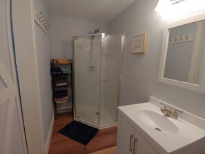 Dusche, Haartrockner, Handtücher, Seife