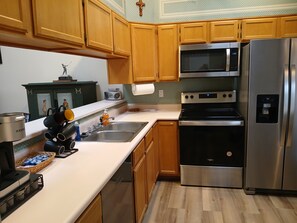 Jääkaappi, mikroaaltouuni, uuni, liesi