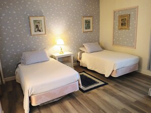 2 bedrooms, iron/ironing board, free WiFi, bed sheets
