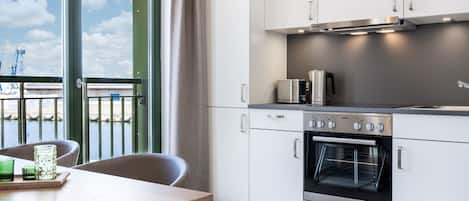 Réfrigérateur, un four, surface de cuisson, lave-vaisselle