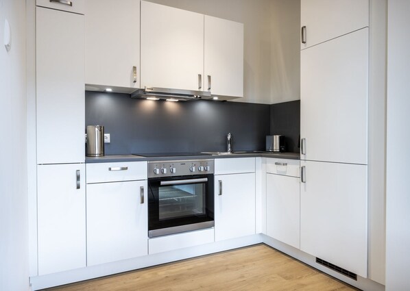Réfrigérateur, un four, surface de cuisson, lave-vaisselle