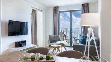 Een televisie en een stereo