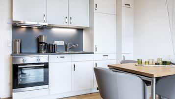 Een koelkast, een oven, een kookplaat, een vaatwasser