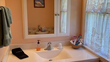 Dusche, Haartrockner, HandtĂŒcher, Seife