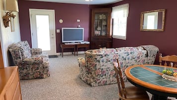 Fernseher, DVD-Player, BĂŒcher