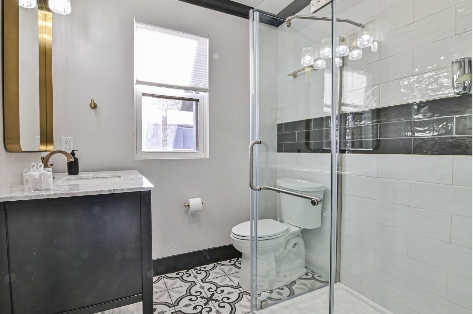 ♕Downtown♕ 2 BR | MODERN | 4KTV | Private Parking