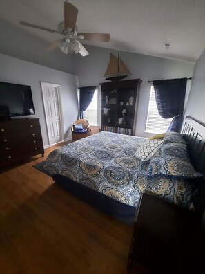3 bedrooms, desk, iron/ironing board, free WiFi