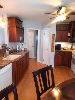 ثلاجة، ميكروويف، فرن، موقد طهي مسطح