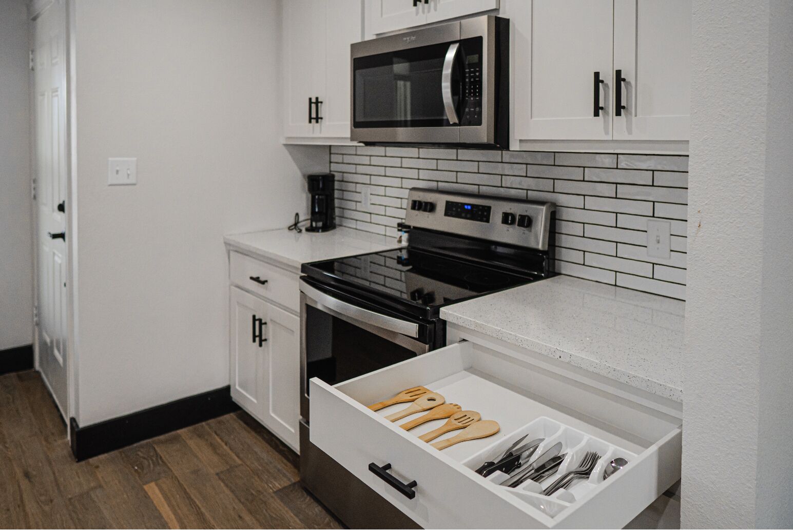 NEW ✨LUXURY✨ APARTMENT |NEAR EATS &amp; ENTERTAINMENT|