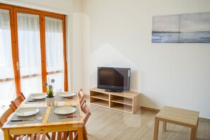 Dining - Residenza PIOPPETO is an exclusive solution in the heart of the Scerne tourist area, about 5 km from the center of Pineto. Following the avenue entrance, the residence is located on the 2nd floor of the building on the right, accessible via a large e (Scerne)