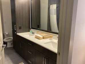 Combined shower/bathtub, hair dryer, towels