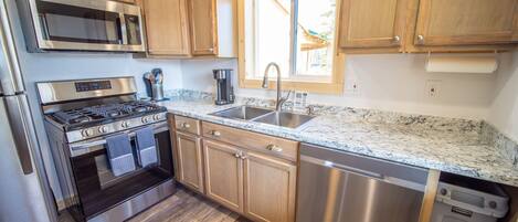 Kjøleskap, mikrobølgeovn, ovn og kokeplater