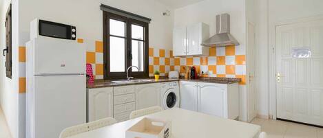 Réfrigérateur, micro-ondes, cafetière/bouilloire, grille-pain