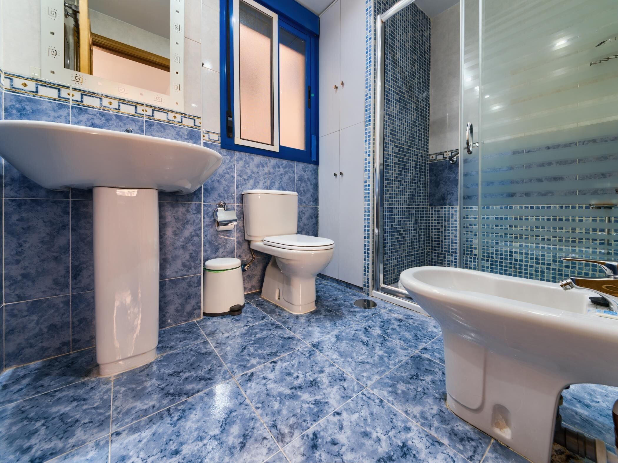 Une salle de bain avec un lavabo, des toilettes et une baignoire.