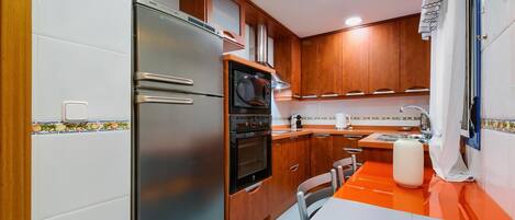 Een koelkast, een microgolfoven, een oven, een kookplaat