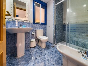 Regadera, secadora de cabello, bidet, toallas 