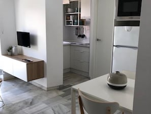 Réfrigérateur, micro-ondes, plaque de cuisson, cafetiÚre/bouilloire
